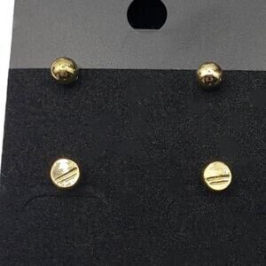 5/10 NWT 2 pair of gold tone stud earrings